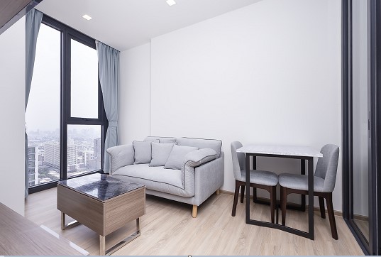 THE LINE Phahol-Pradipat โซฟา โต๊ะอาหาร.JPG