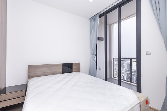 THE LINE Phahol-Pradipat เตียง.JPG