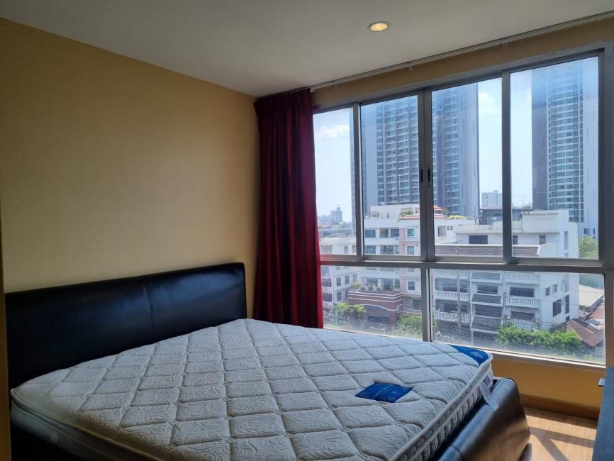 The Tree Bang Po Station เตียงนอน.jpg