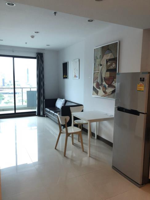 Supalai Premier @ Asoke โซฟา โต๊ะอาหาร ตู้เย็น.jpg