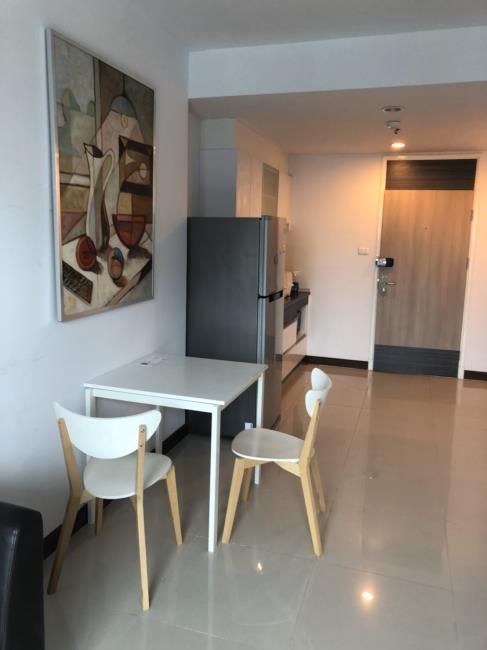 Supalai Premier @ Asoke โต๊ะอาหาร ตู้เย็ย.jpg