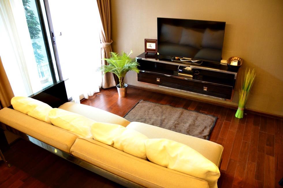 The Address Sukhumvit 61 โซฟา ทีวี.jpg