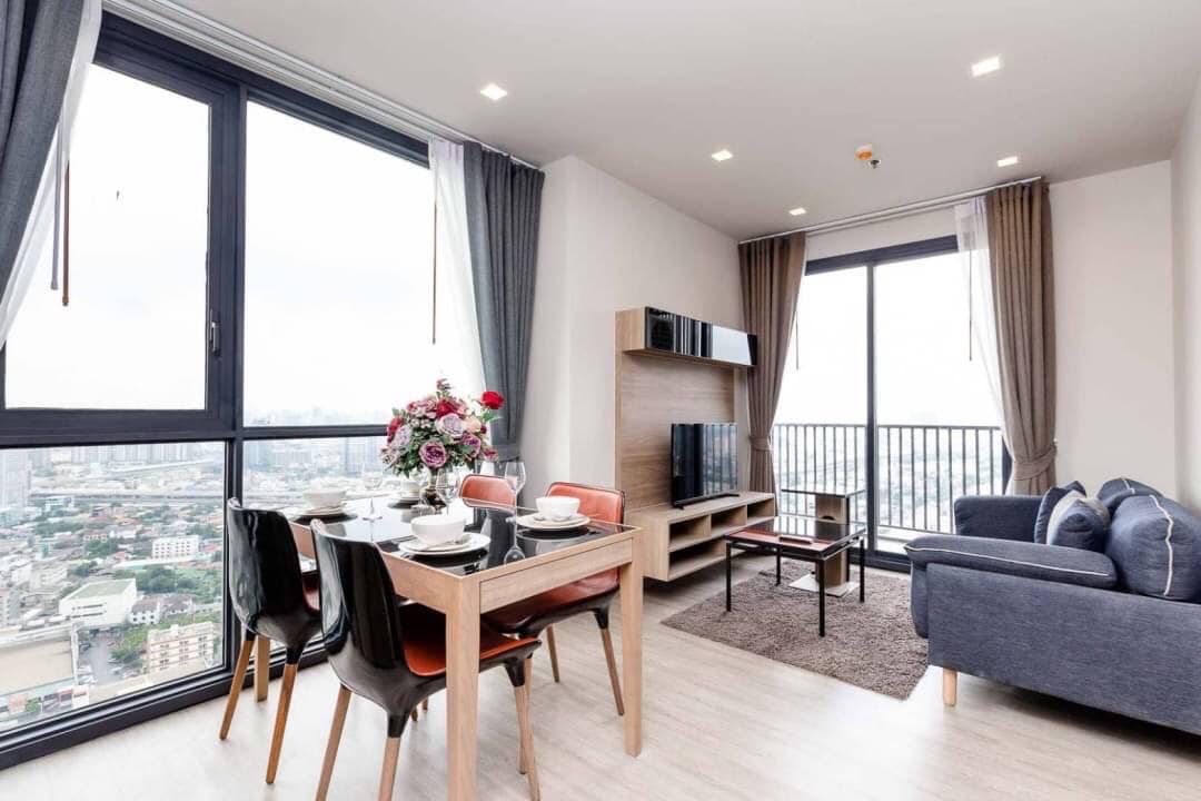 (เดอะ ไลน์ วงศ์สว่าง)  โต๊ะกินข้าว.jpg