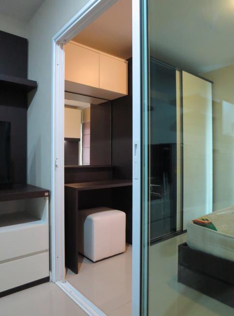 Metro Park Sathorn โต๊ะเครื่องแป้ง.jpg