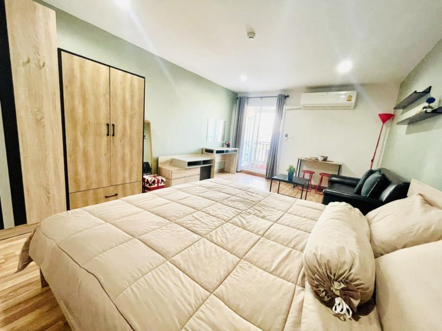 Regent Home 19 Sukhumvit 93 เตียง ตู็เสื้อผ้า.jpg