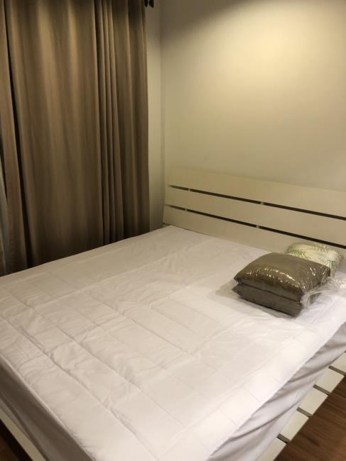 Lumpini Suite Pinklao เตียง.jpg