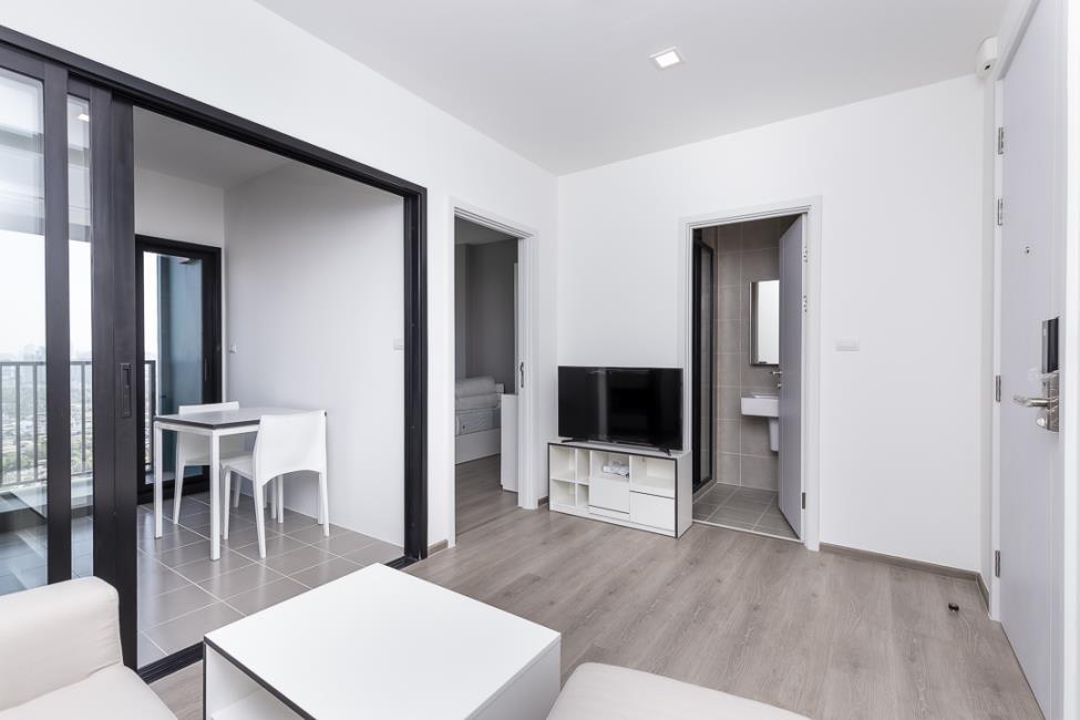 The Base Phetkasem ทีวี โต๊ะอาหาร.JPG