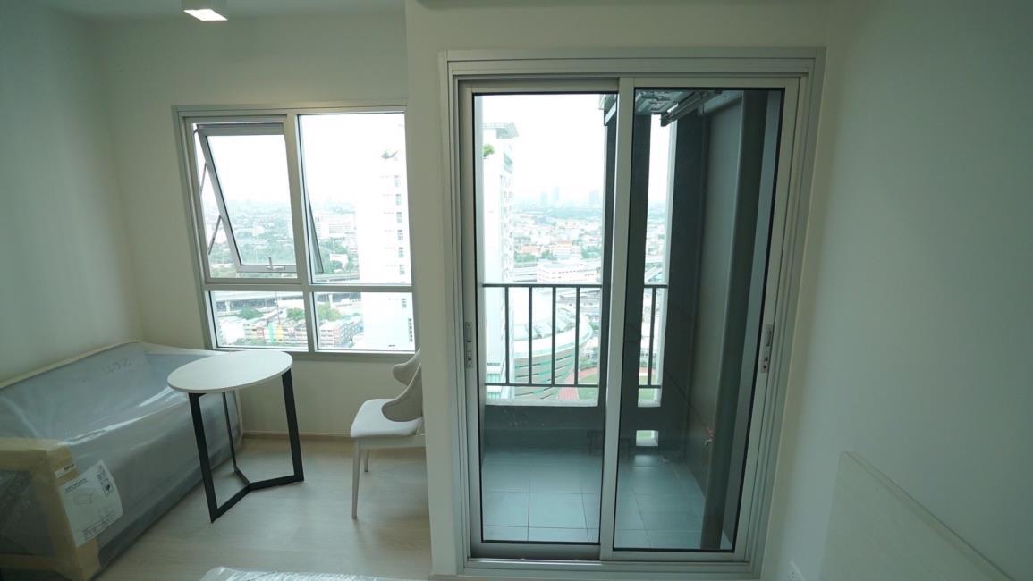 (แชปเตอร์วัน ชายน์ บางโพ) ห้องนั่งเล่น+ระเบียง.jpg