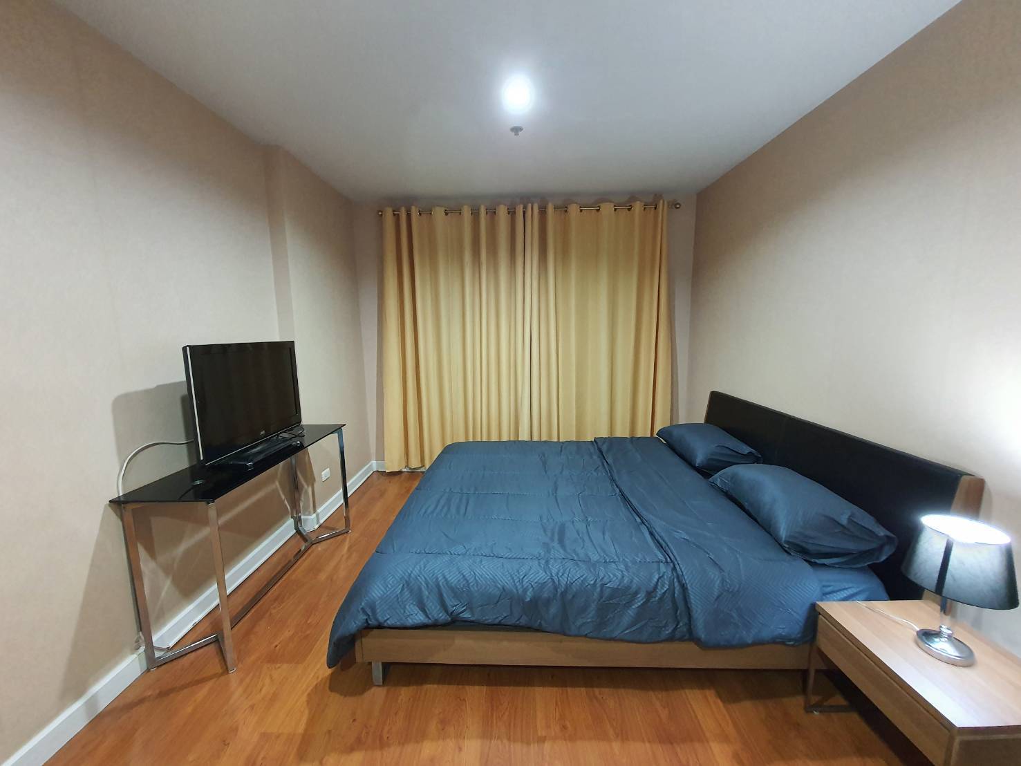 Condo One X Sukhumvit 26 เตียง ทีวี.jpg