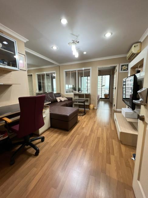 Lumpini Place Narathiwas-Chaopraya โต๊ะทำงาน.jpg