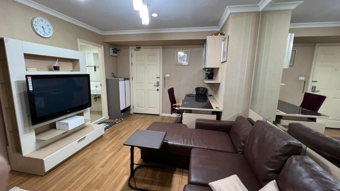 Lumpini Place Narathiwas-Chaopraya ทีวี โซฟา.jpg