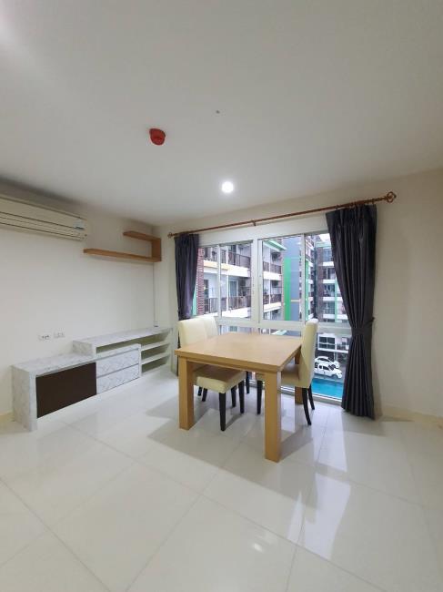 The Green 2 @ Sukhumvit 101 โต๊ะอาหาร.jpg