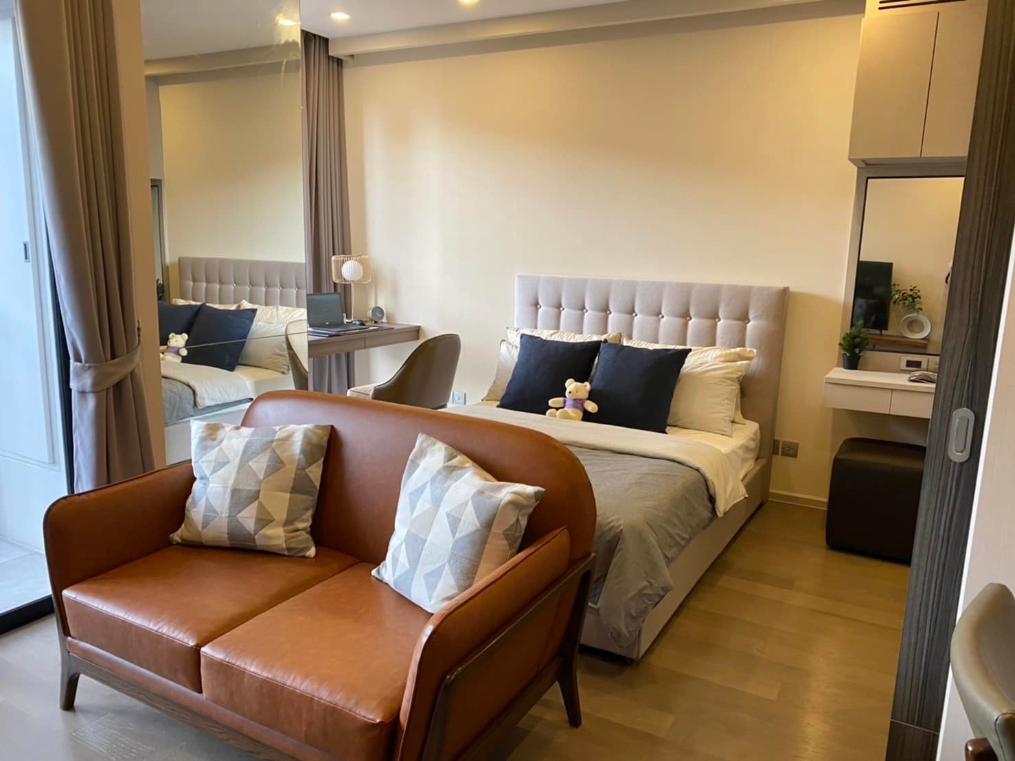 (แอชตัน อโศก) โซฟา+เตียง.jpg