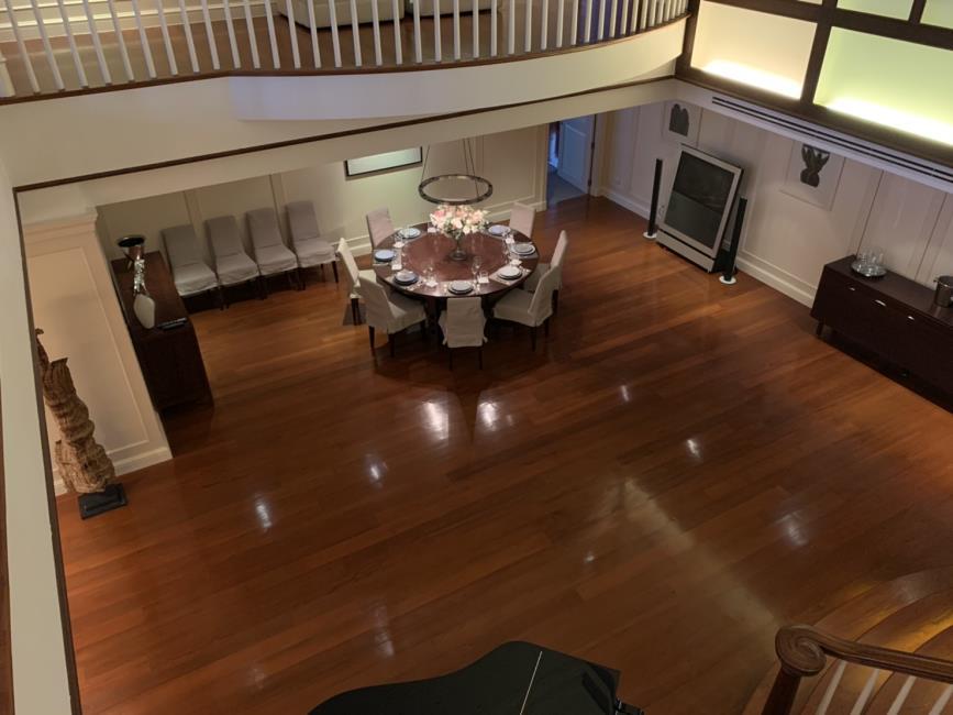 Las Colinas มุมโตีะอาหาร.JPG