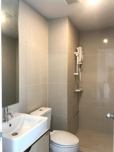 The Parkland Phetkasem Condominium ห้องน้ำ.jpg