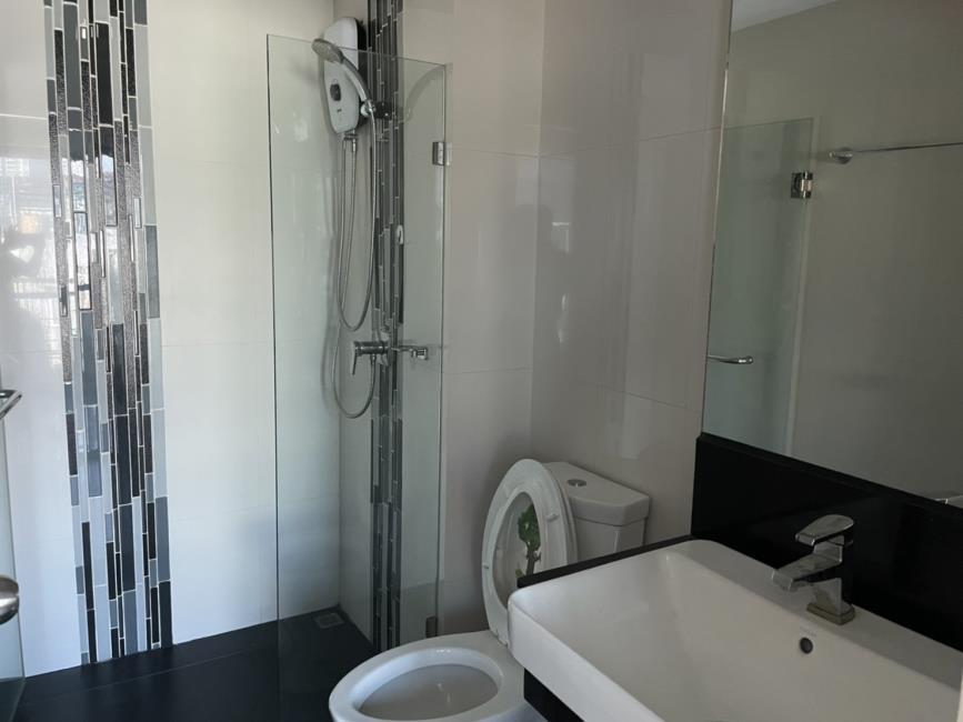 (แบงค์คอก เฟ'ลิซ @ สถานีกรุงธนบุรี) ห้องน้ำ.jpg