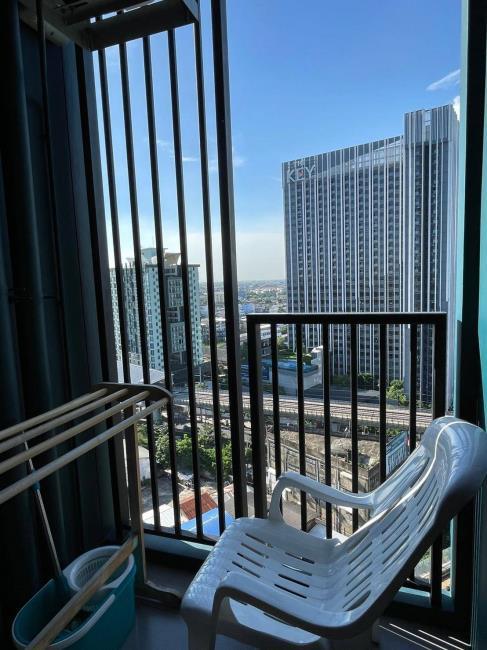 (เดอะเบส เพชรเกษม) ระเบียง.jpg