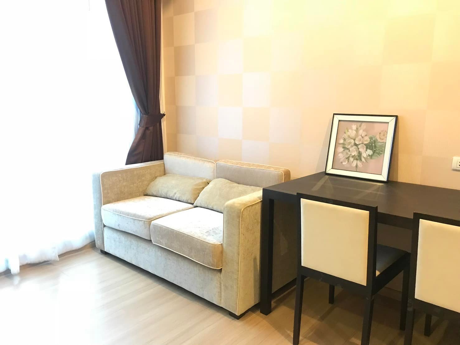 (เดอะ แคปิตอล เอกมัย-ทองหล่อ) โซฟา.jpg