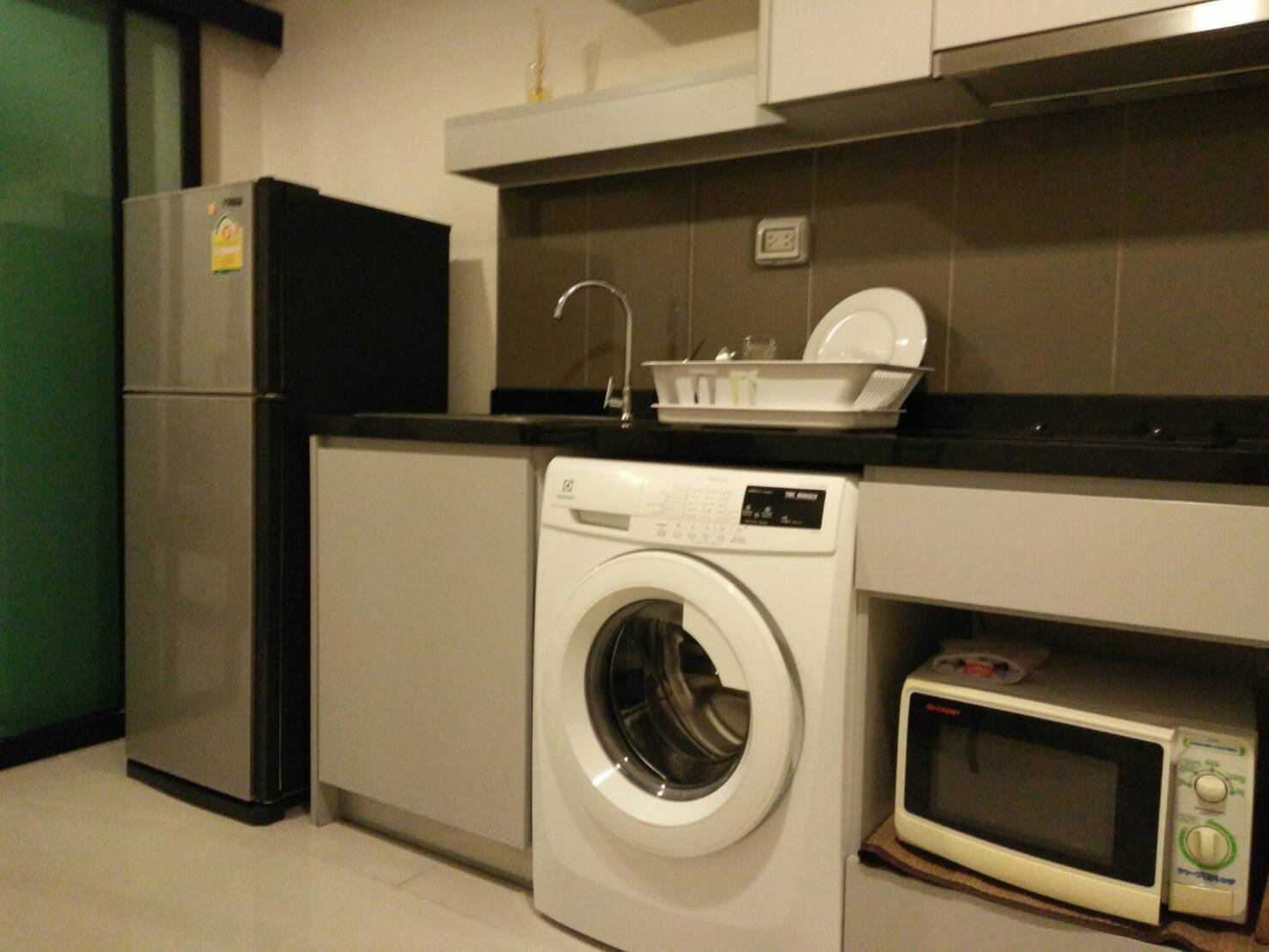 (ซีนิธ เพลส สุขุมวิท 42) เคาน์เตอร์ครัว.jpg