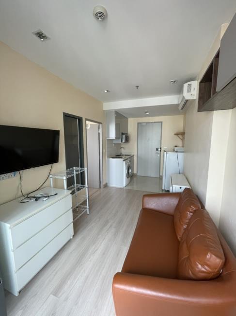 Ideo Mobi Phayathai ทีวี โซฟา ครัว.jpg