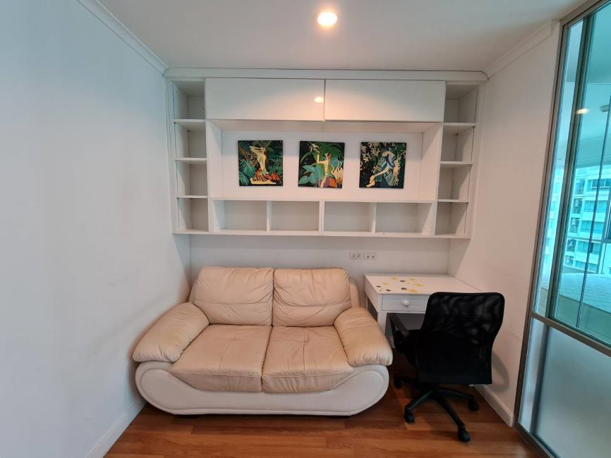 ลุมพินี พาร์ค ริเวอร์ไซด์ พระราม 3 โซฟา.jpg