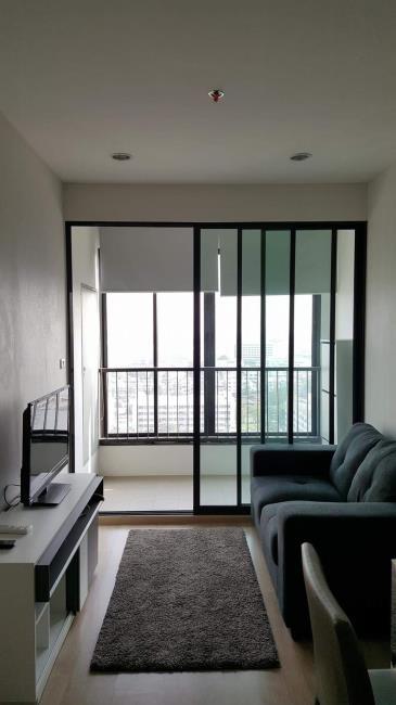 (ไอดีโอ สาทร-ท่าพระ) ห้องนั่งเล่น.jpg