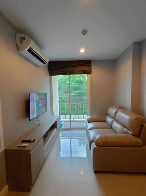 The Series Udomsuk ทีวี โซฟา.jpg