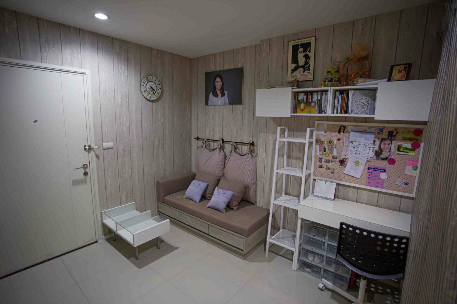 Aspire Sukhumvit 48 โตีะทำงาน โซฟา.jpg