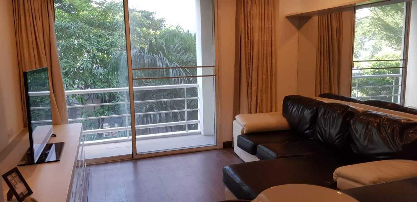 The Amethyst Sukhumvit 39 โซฟา ทีวี.jpg