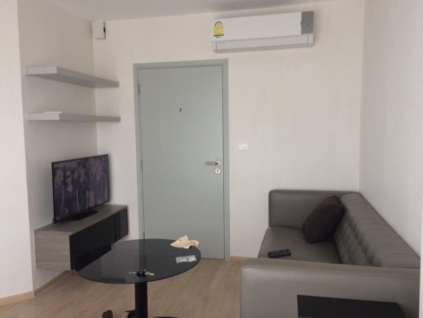 Ideo Sathorn - Thaphra ทีวี โซฟา.jpg