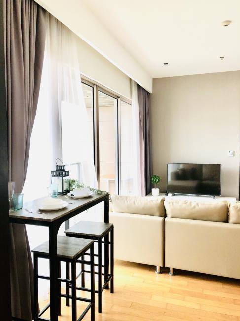 The Lofts Yennakart โต๊ะอาหาร.jpg