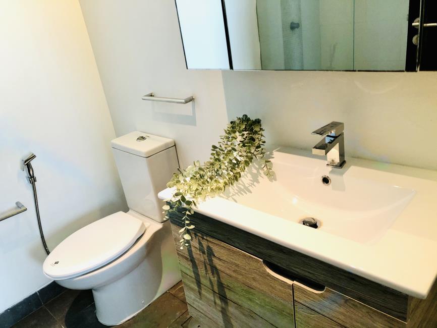 The Lofts Yennakart อ่างล้างหน้า ห้องน้ำ.jpg