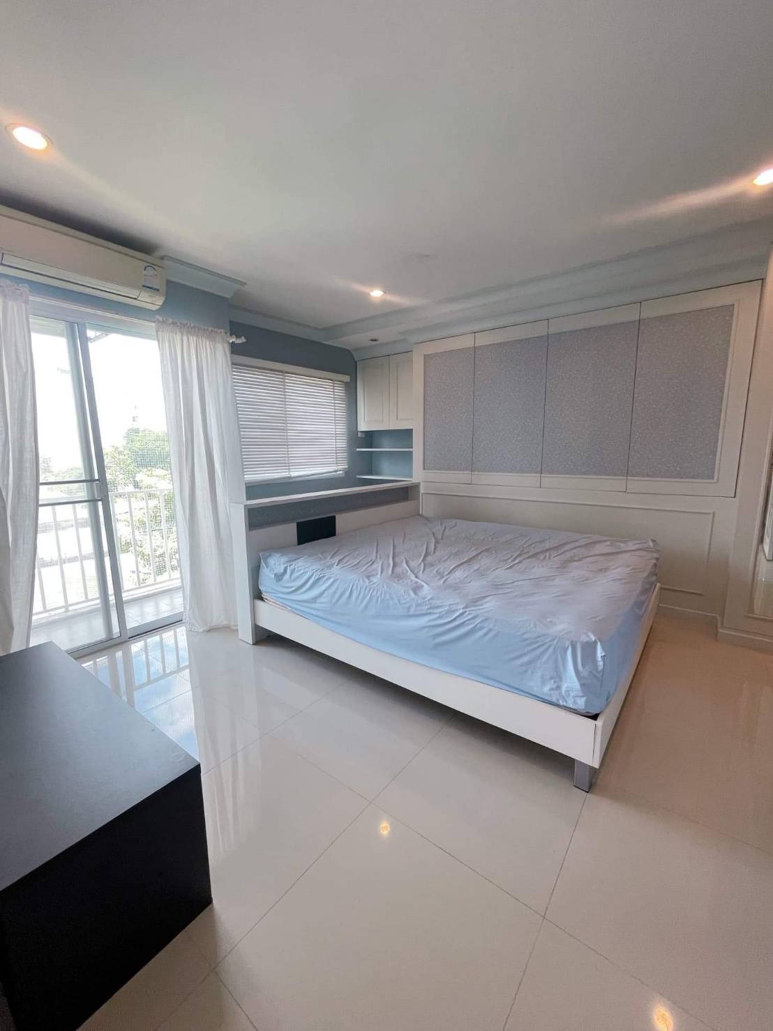 Sense of London  เตียง.jpg