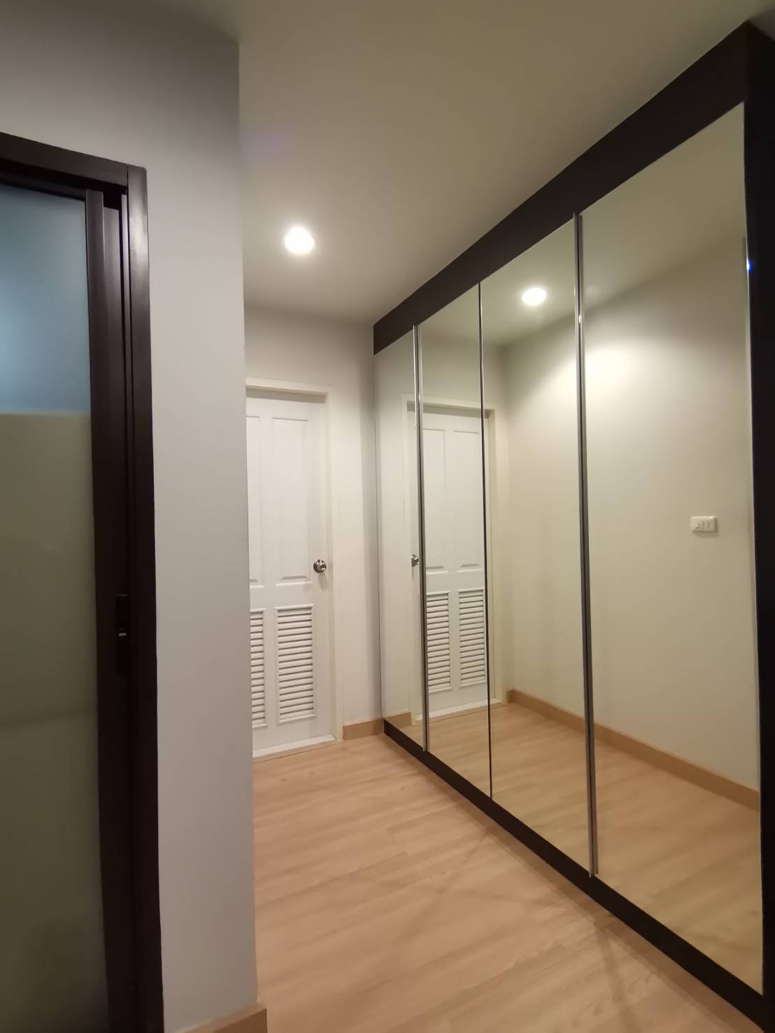 The Niche Mono Bangna ตู้เสื้อผ้า.jpg