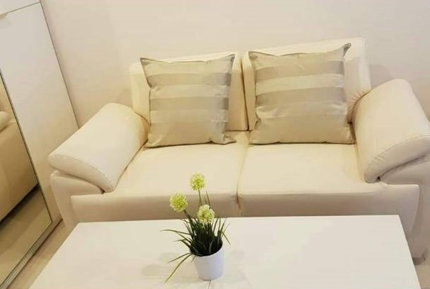 The Sky Sukhumvit  โซฟา.jpg