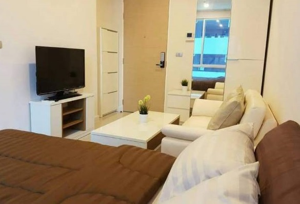 The Sky Sukhumvit  โซฟา ทีวี ตู้เสื้อผ้า.jpg