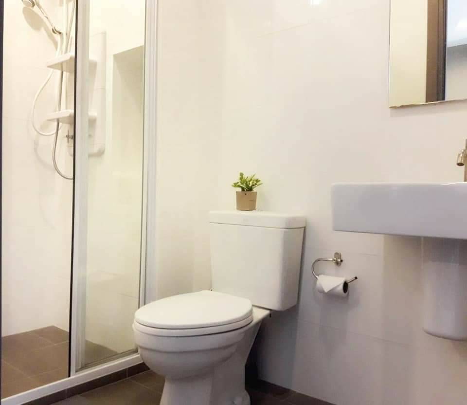 The Base Park West Sukhumvit 77 ห้องน้ำ.jpg