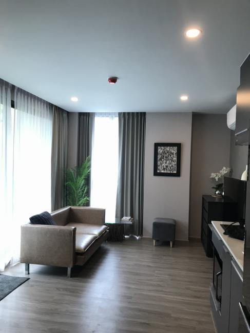 The Teak Sukhumvit 39 โซฟา ในห้อง.jpg