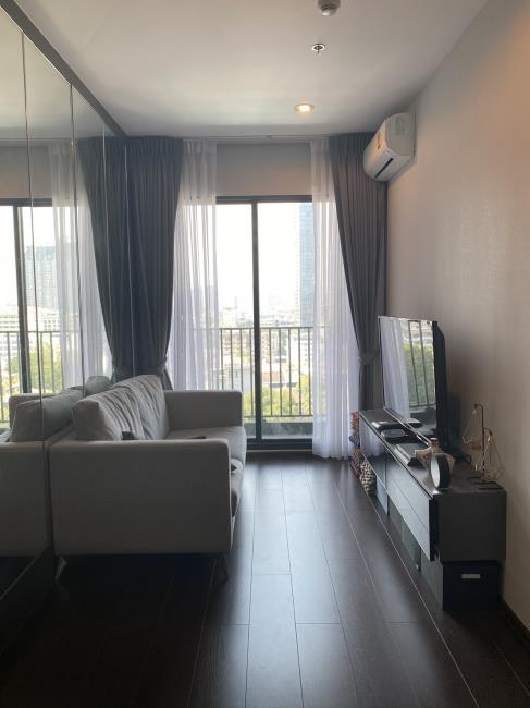 C Ekkamai โซฟา ทีวี.jpg