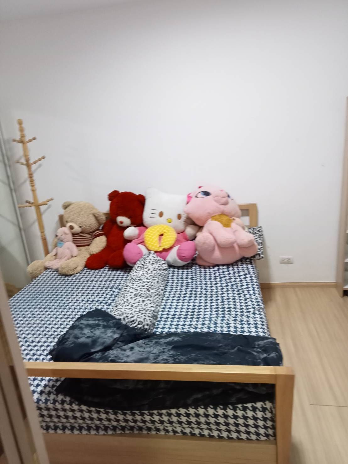 A Space Play Ratchada-Sutthisarn เตียงนอน.jpg