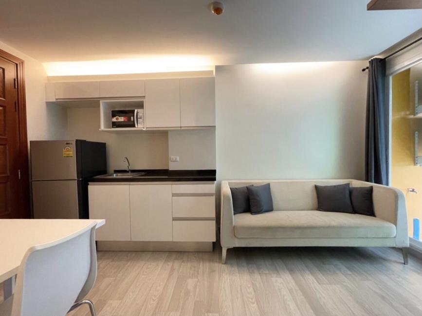 Emerald Residence Ratchada โซฟา+ครัว.jpg