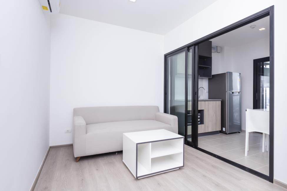 The Base Phetkasem โซฟา ครัว.JPG