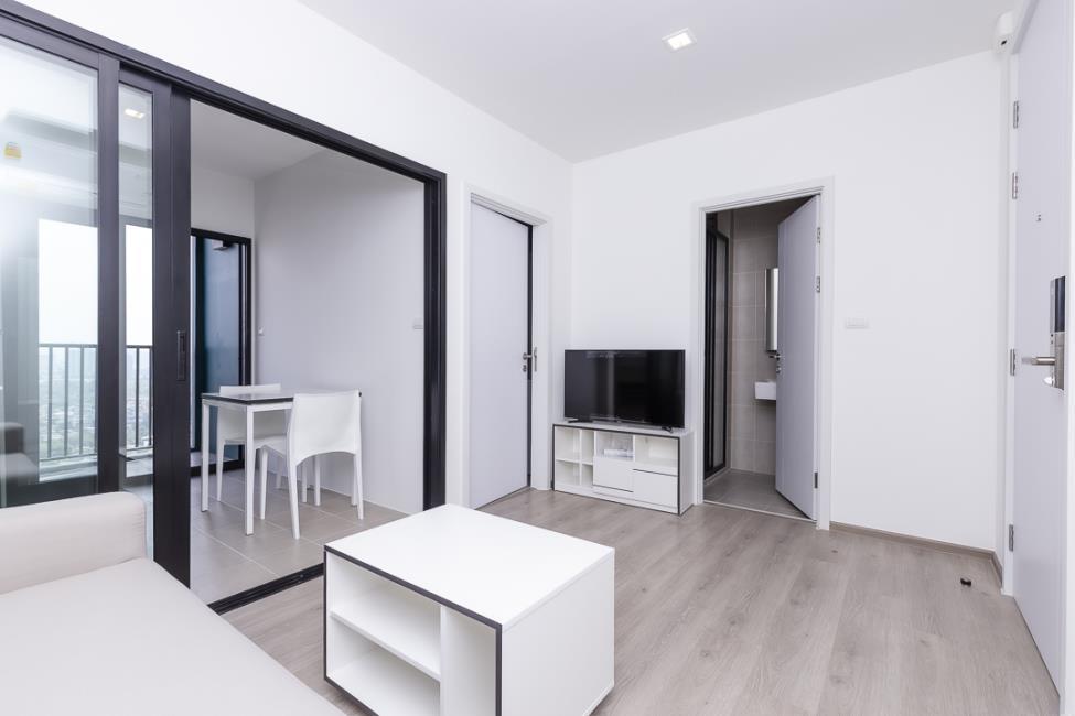 The Base Phetkasem ทีวี โต๊ะ.JPG