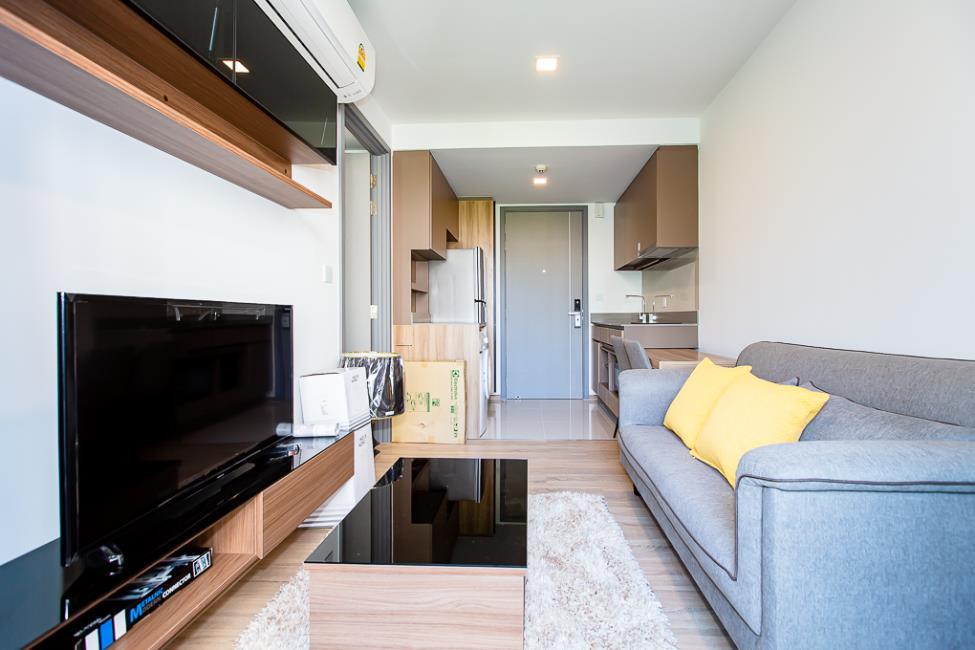 Taka Haus Ekamai 12 ทีวี โซฟา.jpg