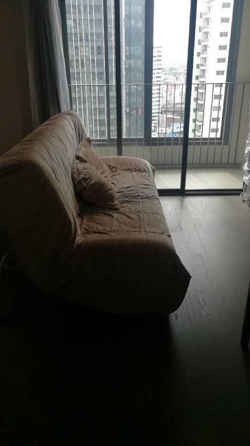 Ideo Q Siam - Ratchatewi โซฟา ระเบียง.jpg