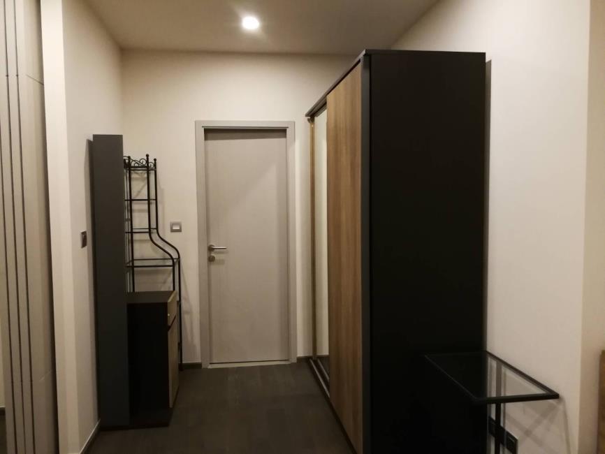 Ideo Q Siam - Ratchatewi ตู้เสื้อผ้า มุมโตีะเครื่องแป้ง.jpg