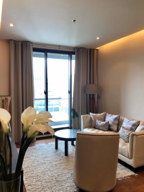 The Address Sukhumvit 28  มุมโซฟา ระเบียง.jpg