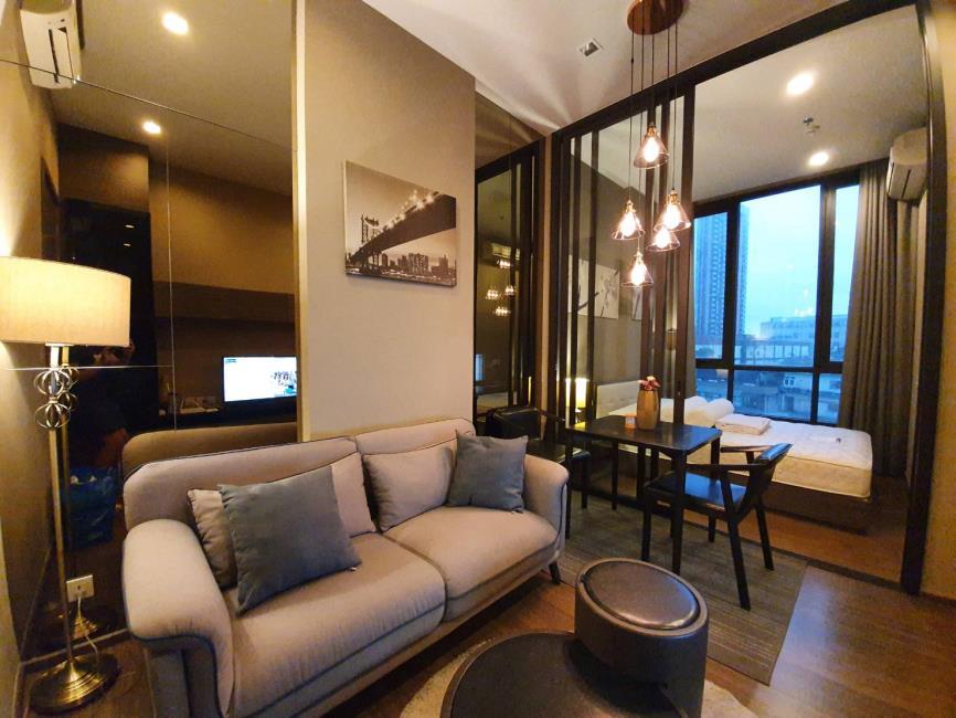 The Line Sukhumvit 71  โซฟา  เตียงนอน.jpg