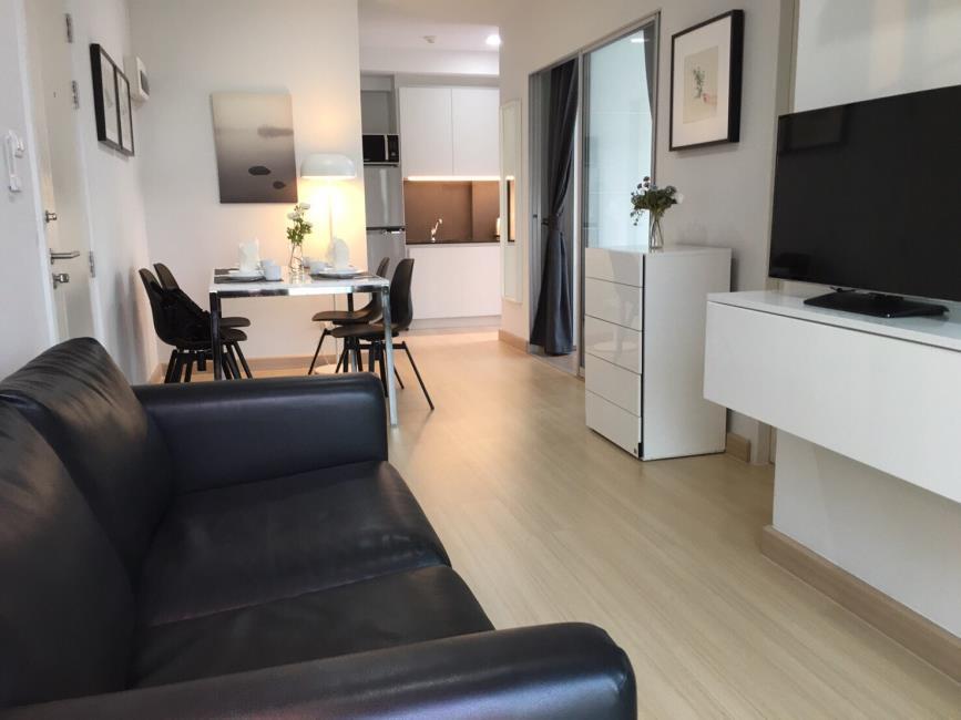 Deco Condominium โซฟา ทีวี.jpg