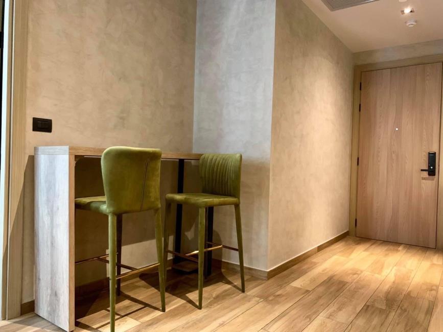 The Lofts Asoke โต๊ะอาหาร.jpg